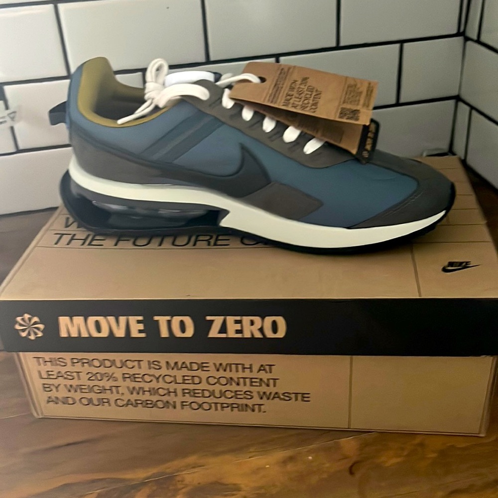 Brand new in box Mens size 9.5 Nike Air Max Pre-game LX